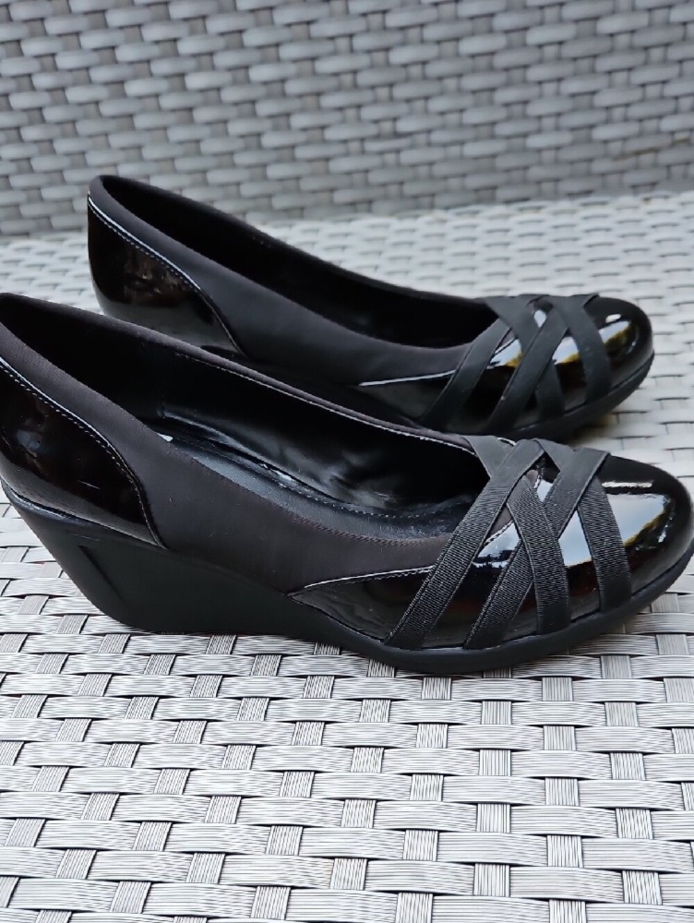 Reaction Kenneth Cole Black Patent Matte Crisscross Pumps Size 7M